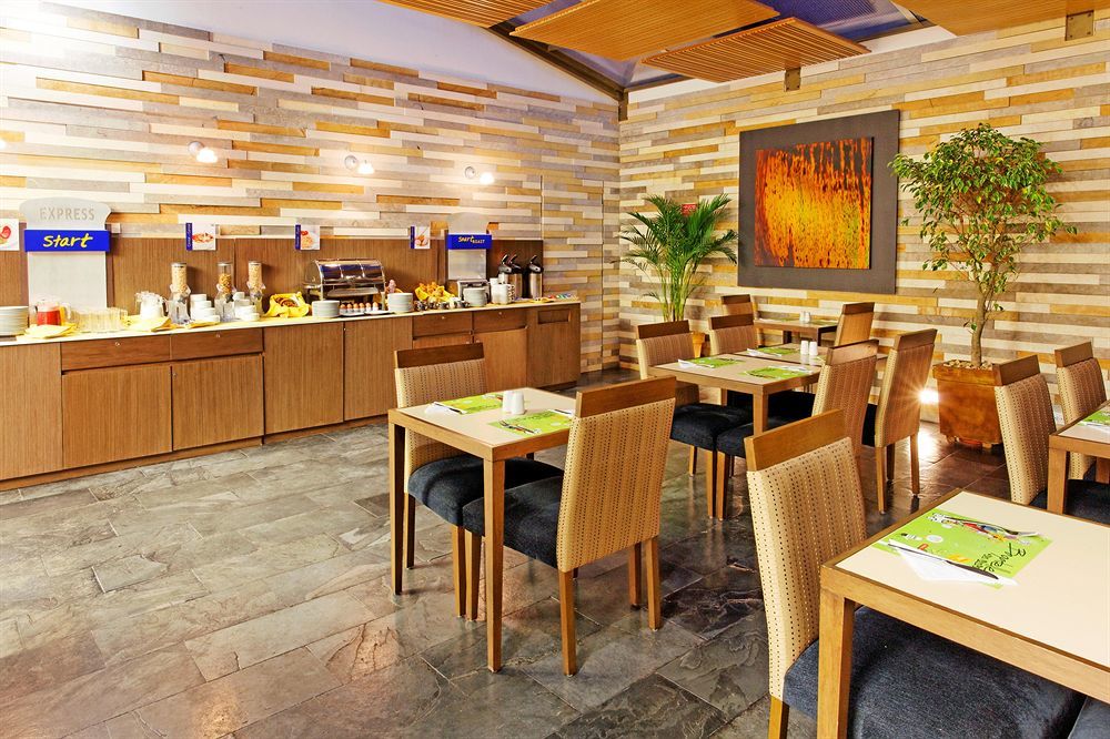 Holiday Inn Express Bogota - Parque La 93 By Ihg Ресторант снимка